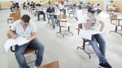 طلبة توجيهي يؤدون الامتحان النهائي في إحدى القاعات بالعاصمة-(أرشيفية)