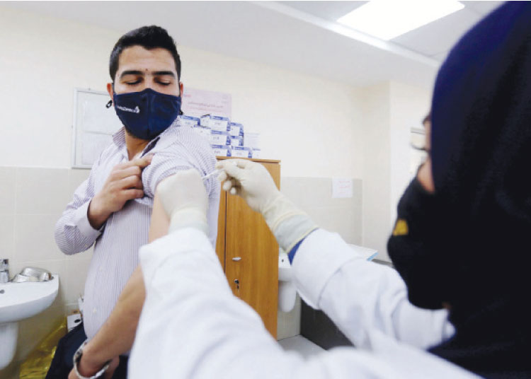 جانب من عمليات تطعيم سابقة في أحد المراكز الصحية بالعاصمة - (تصوير: أمير خليفة)