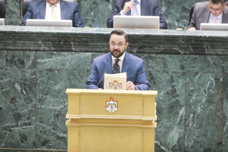 وزير المالية محمد العسعس خلال إلقائه خطاب الموازنة في مجلس النواب أمس-(تصوير: أمير خليفة)