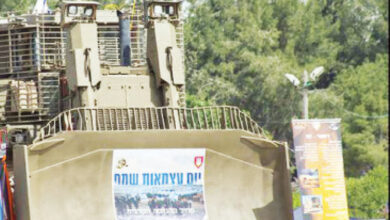 جرافة كاتربيلر D9R المصفحة التي يستخدمها الجيش الإسرائيلي لهدم بيوت الفلسطينيين – (المصدر)