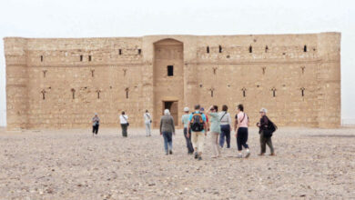 سياح يزورون قصر الحرانة - (تصوير: أمجد الطويل)