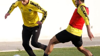 لاعبا المنتخب الوطني محمد الدميري خلال التدريبات.