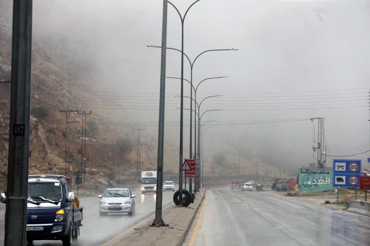 أمطار وضباب في مناطق ناعور ومرج الحمام بعمان أمس-(تصوير: أمير خليفة)