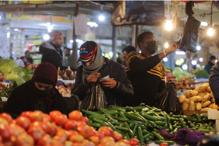 متسوقون يشترون الخضار من أحد المحلات (تصوير: أمير خليفة)