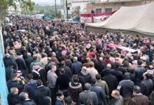 حشود من المشيعين خلال جنازة الشهيد الخضيرات بدير السعنة في محافظة إربد-(الغد)