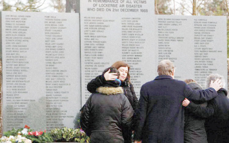 أهالي الضحايا يواسون بعضهم عند النصب التذكاري في الذكرى العشرين للحادثة في لوكربي، اسكتلندا – (المصدر)