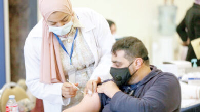 جانب من عمليات تطعيم ضد كورونا مطلع الشهر الحالي-(تصوير: أمير خليفة)