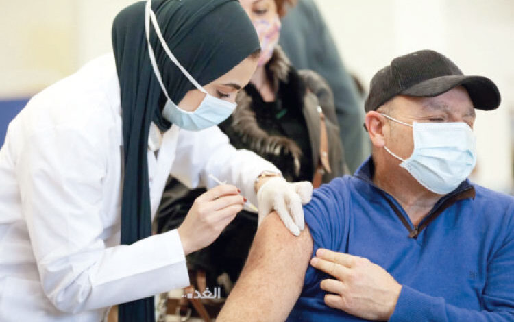 جانب من حملات تطعيم ضد "كورونا" مطلع الشهر الحالي في عمان - (تصوير: أمير خليفة)