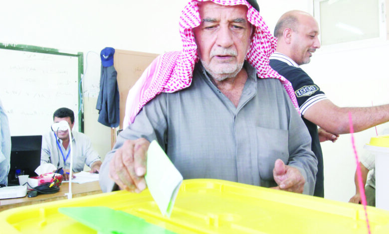 مقترع يدلي بصوته خلال الانتخابات البلدية السابقة - (تصوير: أمجد الطويل)