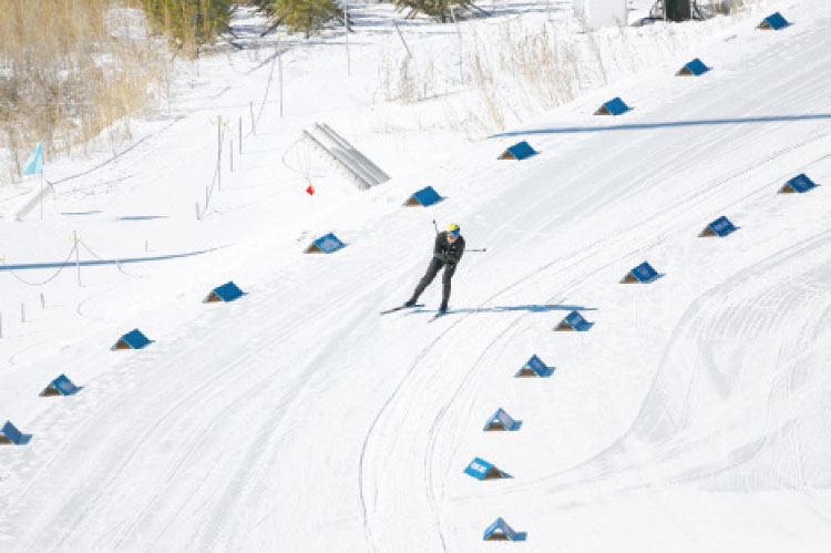 متزلج يتدرب على مسار المنافسات في ألعاب بكين الشتوية -(أ ف ب)