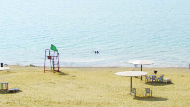 احد شواطئ منتجعات البحر الميت - (الغد)