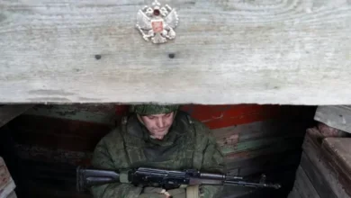 متمردون موالون لروسيا يحرسون مواقع قتالية بالقرب من خط التماس في منطقة لوهانسك
