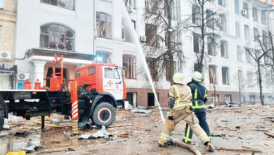 عنصران من الدفاع المدني الأوكراني يحاولان إخماد حريق نشب اثر قصف القوات الروسية-(وكالات)