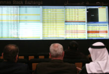 مستثمرون يراقبون أسعار الأسهم في بورصة عمان - (الغد)