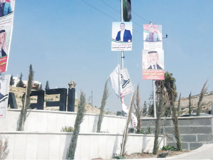 يافطات انتخابية بعضها مزقته الرياح في إحدى مناطق مدينة جرش-(الغد)