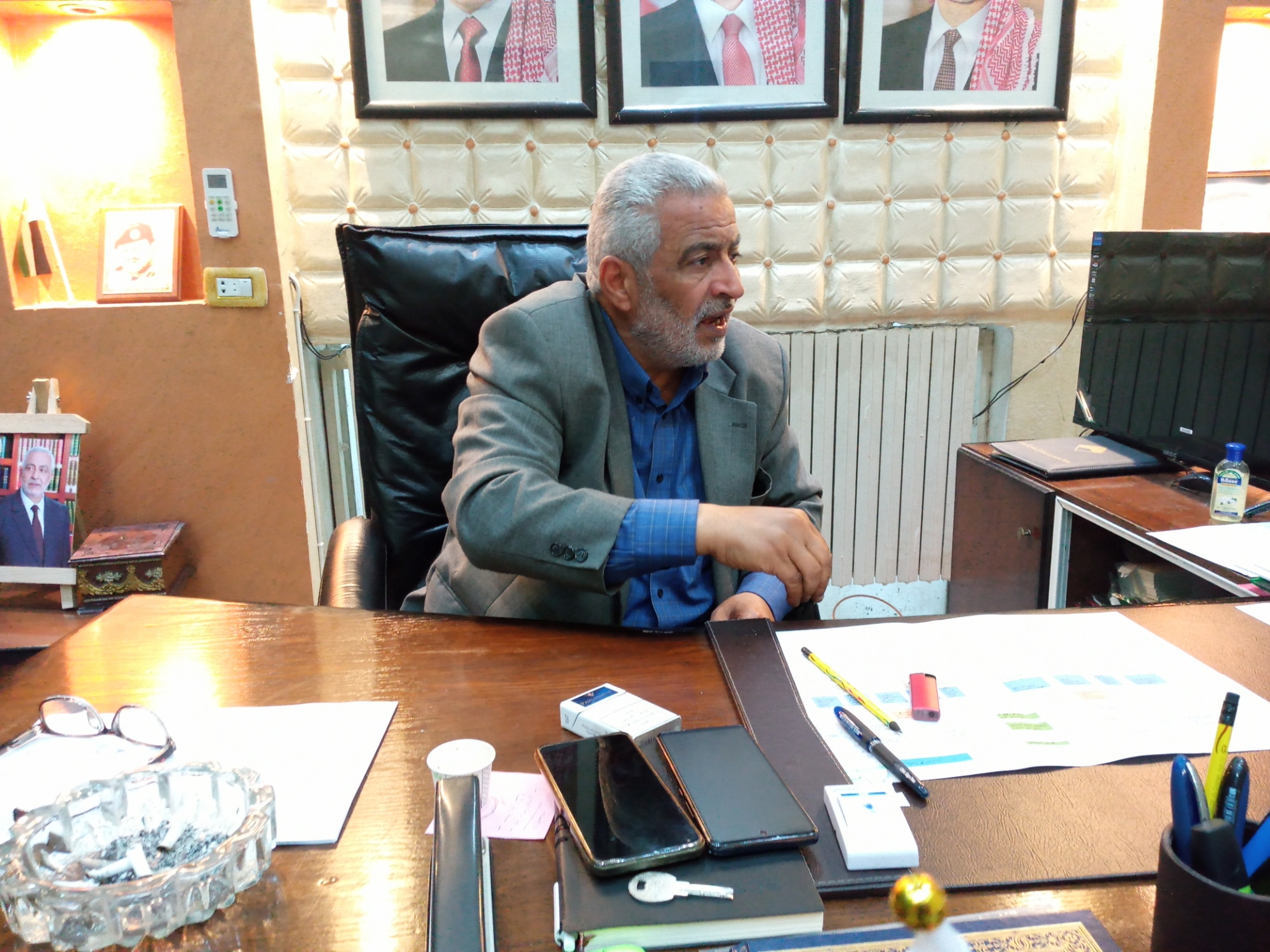 رئيس بلدية غرب اربد جمال البطاينة يتحدت لصحفيين باربد - (الغد)