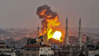 دخان ونيران تتصاعد من موقع في قطاع غزة عقب ضربه بصواريخ الاحتلال - (ارشيفية)