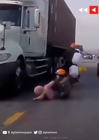 مشهد صادم لنجاة طفلة ووالدها من تحت شاحنة