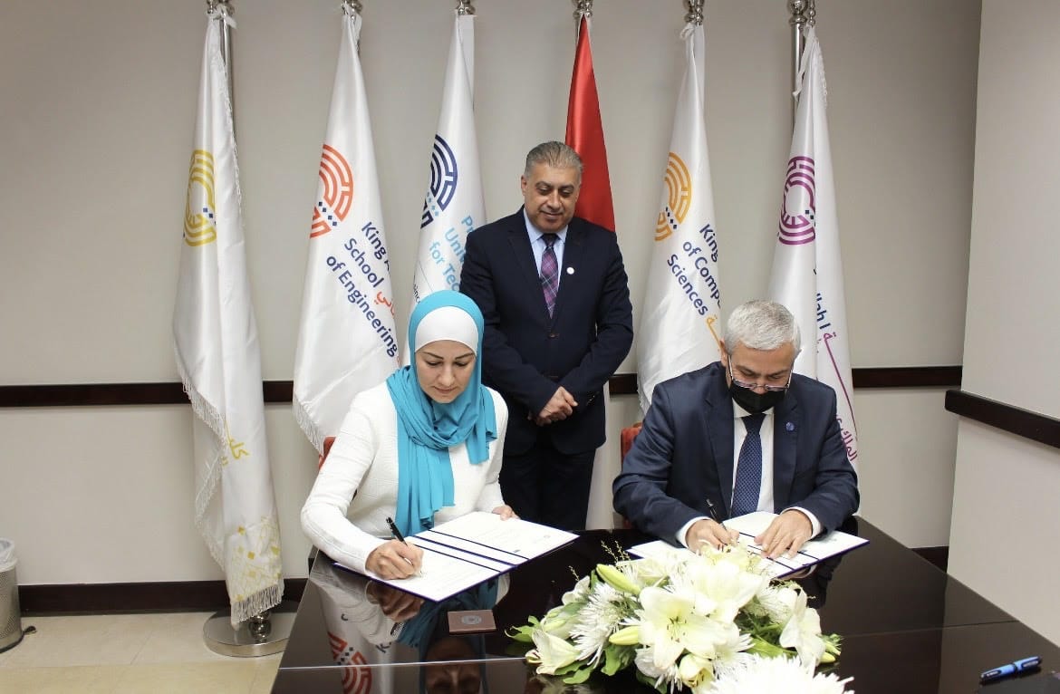تعليق الصورة: الدكتور مشهور الرفاعي رئيس جامعة الأميرة سمية للتكنولوجيا وهنادي خليفة مديرة العمليات في الشرق الأوسط وأفريقيا والهند لدى معهد المحاسبين الإداريين خلال توقيع الاتفاقية.