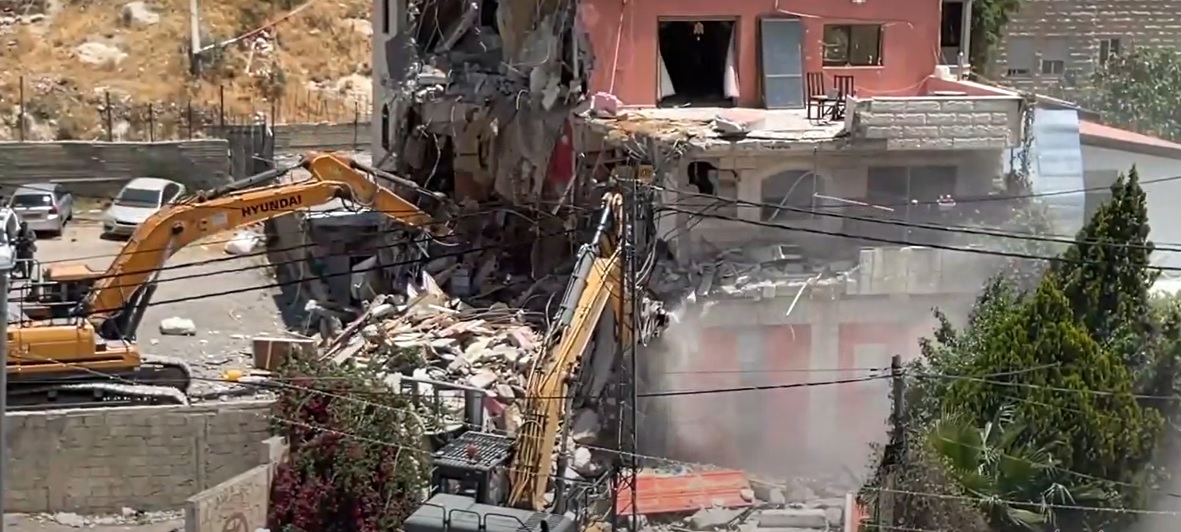 الاحتلال يهدم مبنى عائلة الرجبي في سلوان ويشرد 30 شخصا (فيديو)