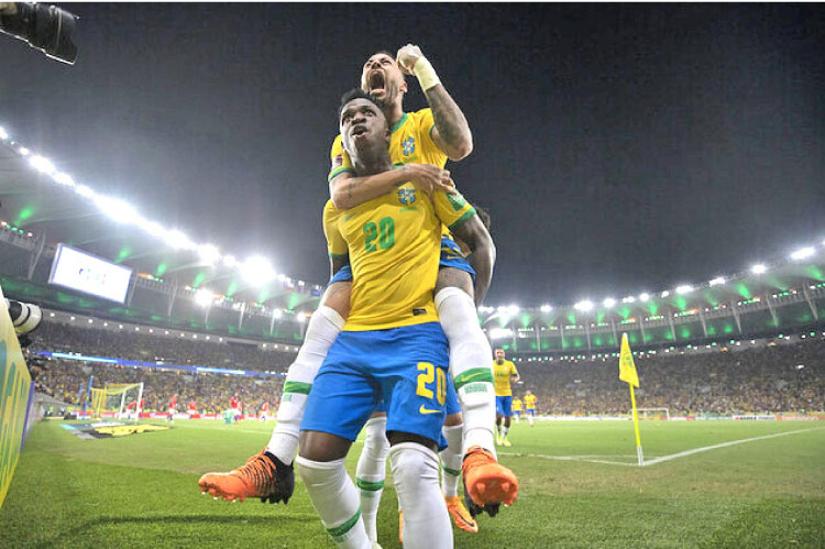 فرحة مشتركة للاعبين فينيسيوس ونيمار في مواجهة سابقة مع البرازيل - (أرشيفية)
