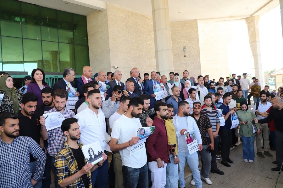 "اليرموك" تنظم وقفة للتنديد بـ اغتيال خريجتها الإعلامية شيرين أبو عاقلة