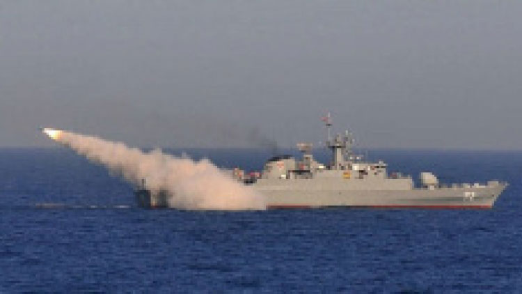 سفينة عسكرية إيرانية تطلق صاروخا خلال مناورة بحرية في مياهها الإقليمية-(أرشيفية)