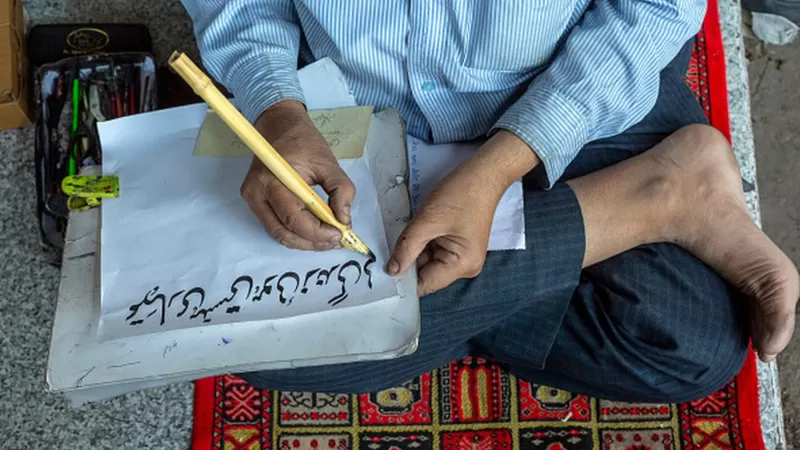 اللغة الأُردية منتشرة وشائعة بشكل كبير في الهند، ولكن البعض يرغبون في التبرأ منها