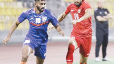 لاعب المنتخب الوطني موسى التعمري يحاول قطع الكرة من لاعب الهند ساهال عبدالصمد أمس (من المصدر)