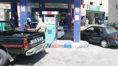 سيارات تتزود بالوقود في إحدى محطات بيع المحروقات في عمان-(أرشيفية)