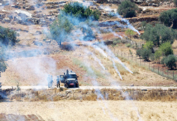قوات الاحتلال تمطر شبانا فلسطينيين بالغاز المسيل للدموع في قرية قريوت بنابلس -(وكالات)