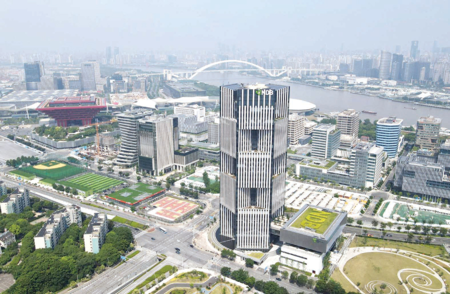 تظهر الصورة الملتقطة جوا في 17 يونيو 2022 مبنى المقر الرئيسي لبنك التنمية الجديد، المعروف أيضا باسم بنك بريكس، في شانغهاي بشرق الصين. (شينخوا)