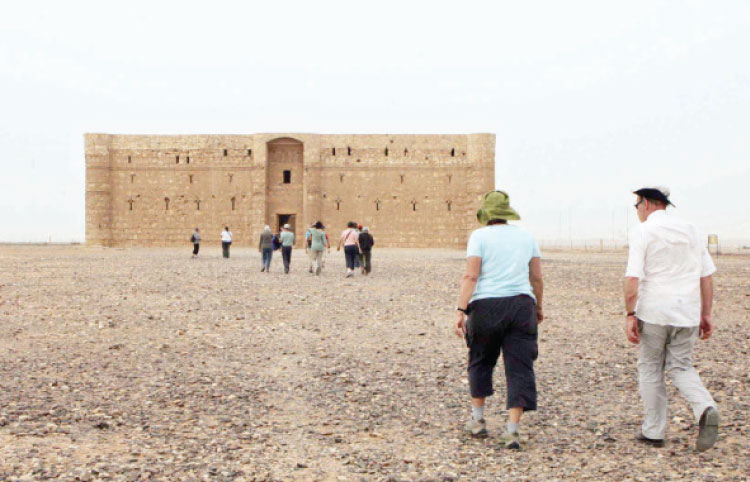 سياح يزورون قصر الحرانه في منطقة الموقر - (تصوير: أمجد الطويل)