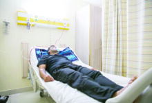 مصاب في الحادث يتلقى العلاج في أحد مستشفيات مدينة العقبة-(تصوير: أمير خليفة)