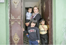 لاجئة سورية من عين العرب برفقة أبنائها في أورفة، جنوب شرق تركيا - (المصدر)