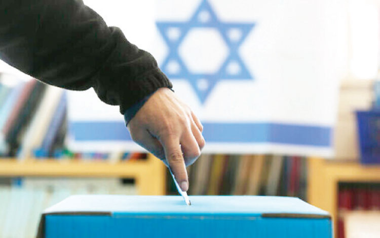 ناخب يدلي بصوته في انتخابات إسرائيلية سابقة - (أرشيفية)