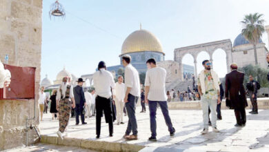 مستوطنون يقتحمون باحات المسجد الأقصى بحماية قوات الاحتلال -(أرشيفية)