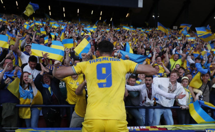 فرحة مشتركة بين اللاعبين ومشجعي أوكرانيا عقب الفوز على اسكتلندا في تصفيات الملحق الأوروبي - (من المصدر)