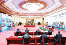 استضاف الرئيس الصيني شي جين بينغ قمة بريكس الرابعة عشرة عبر رابط فيديو في العاصمة الصينية بكين في 23 يونيو 2022. وألقى شي كلمة تحت عنوان "تعزيز الشراكة عالية الجودة والولوج في رحلة جديدة لتعاون بريكس" في القمة. (شينخوا)