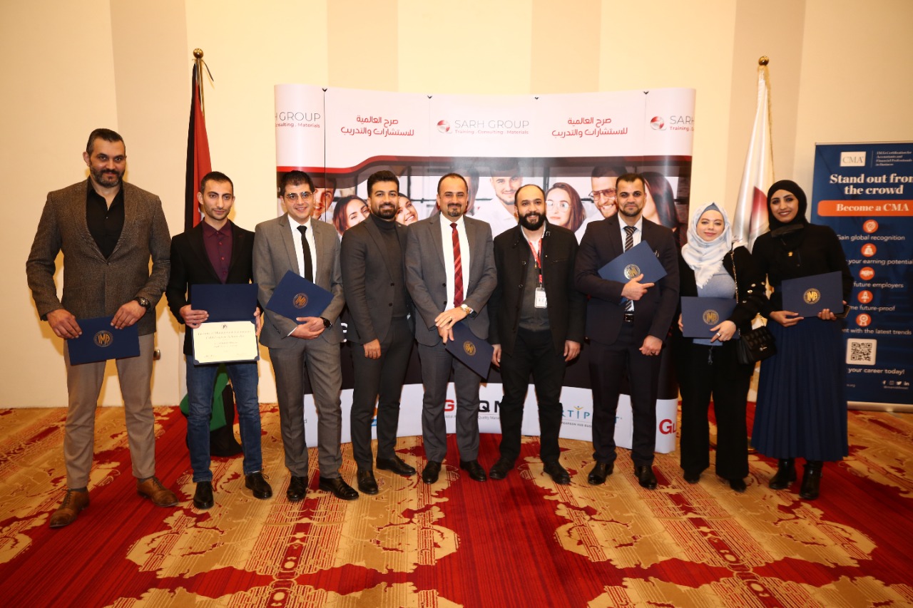صورة 1: (من المنتصف) ربيع إبراهيم ، أخصائي تطوير الأعمال في معهد IMA إلى جانب الدكتور أنس غزالات الأستاذ المشارك في كلية الدراسات التجارية في الجامعة العربية المفتوحة مع متلقين للمنح الدراسية من الجامعات الأردنية