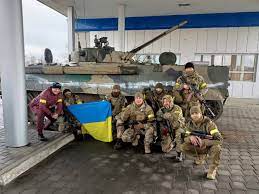 مقاتلون أوكرانيون عند دبابتهم - (أرشيفية)