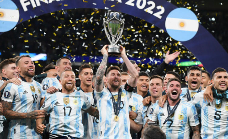 من تتويج المنتخب الأرجنتيني بلقب كأس "لا فيناليسيما" - (من المصدر)