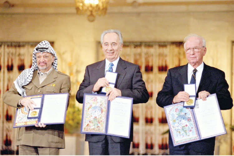 إسحق رابين، وشيمون بيريز، وياسر عرفات لدى تلقيهم جائزة نوبل للسلام، 1994 – (المصدر)