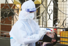 كادر طبي يجري فحص كورونا لأحد الأشخاص في عمان - (تصوير: أمير خليفة)