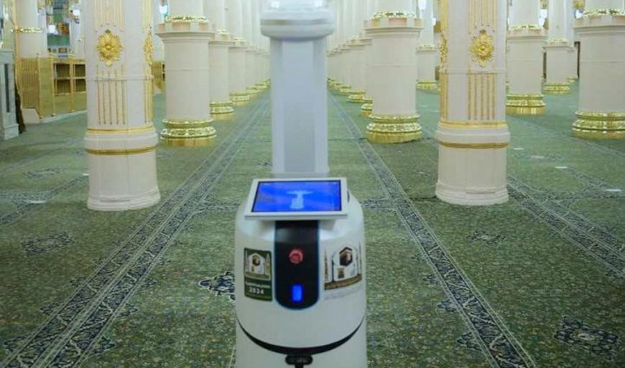 تعمل الروبوتات على تعقيم وتغطية كافة جنبات المسجد الحرام