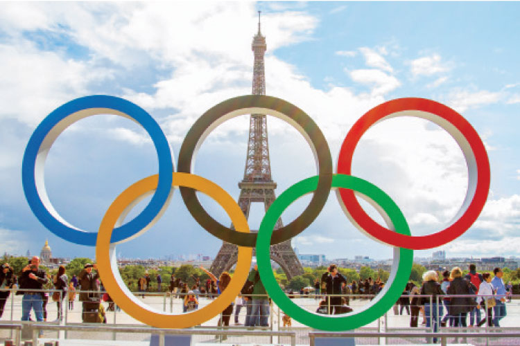 شعار الحلقات الأولمبية أمام برج إيفل في باريس -(أرشيفية)