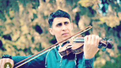 مصطفى التميمي يعشق العزف على آلة الكمان- (من المصدر)