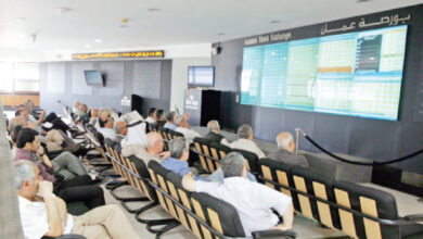 مستثمرون يراقبون أسعار الأسهم في بورصة عمان - (أرشيفية)