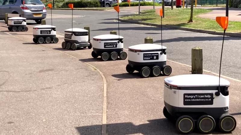 روبوتات خدمة التوصيل إلى المنازل التابعة لشركة ستارشيب تصطف أمام محل سوبر ماركت في بلدة ميلتون كينز