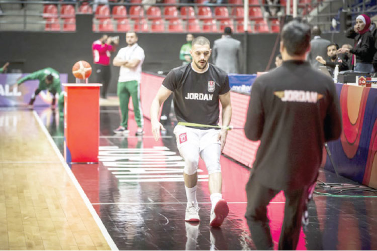 لاعب المنتخب الوطني هاشم عباس يقوم بالعمليات الإحمائية قبل خوض لقاء سابق - (من المصدر)